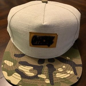 Official adjustable hat with camo brim
